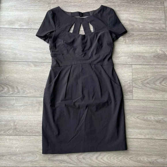 Le Chateau Stretch  Keyhole Neckline Sheath Dress - Picture 4 of 14